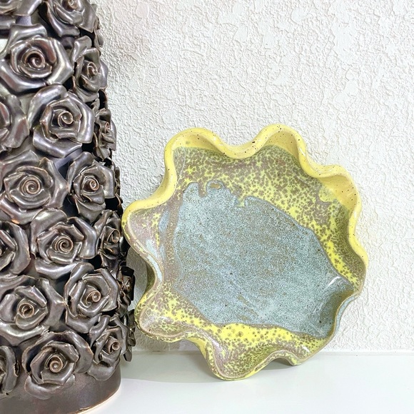 Ruffle Dish Artist Signed Pottery - Picture 3 of 11